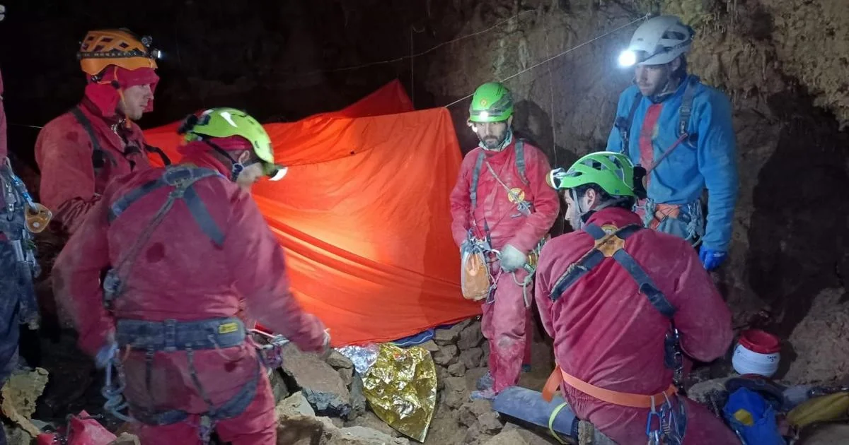 Speleólogo resgatado após ficar preso a 120 metros na Grotta dei Cinghiali Volanti, em Cuneo
