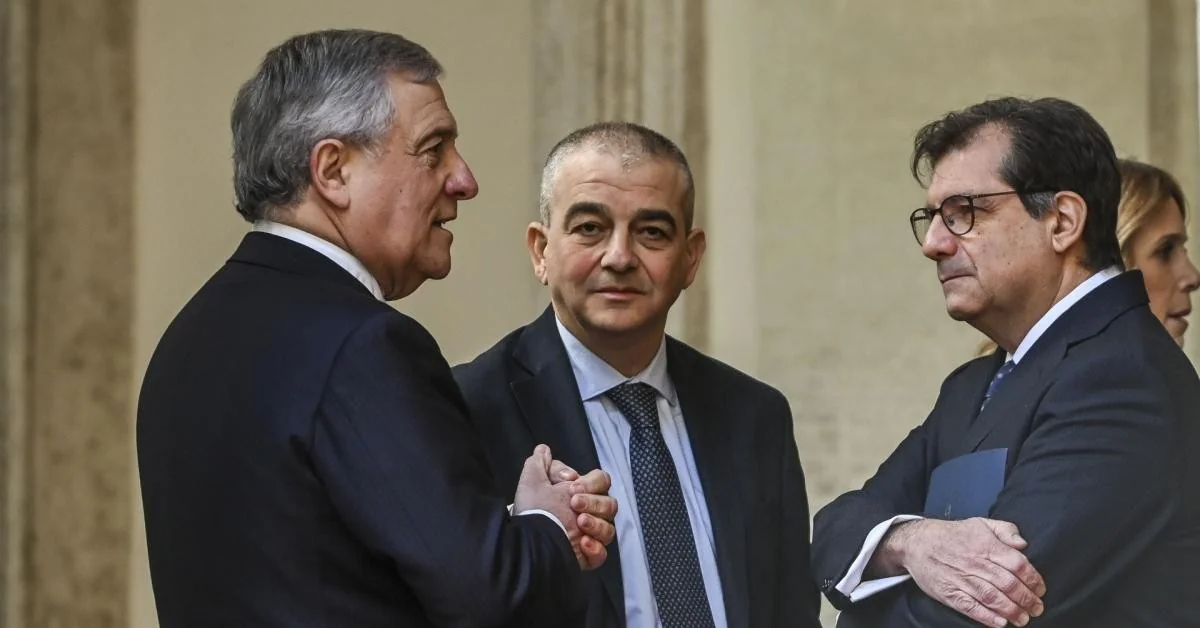 Tajani cancela visita aos EUA após ofensas de Trump a Meloni; Fazzolari acusa prejuízo às relações com a UE