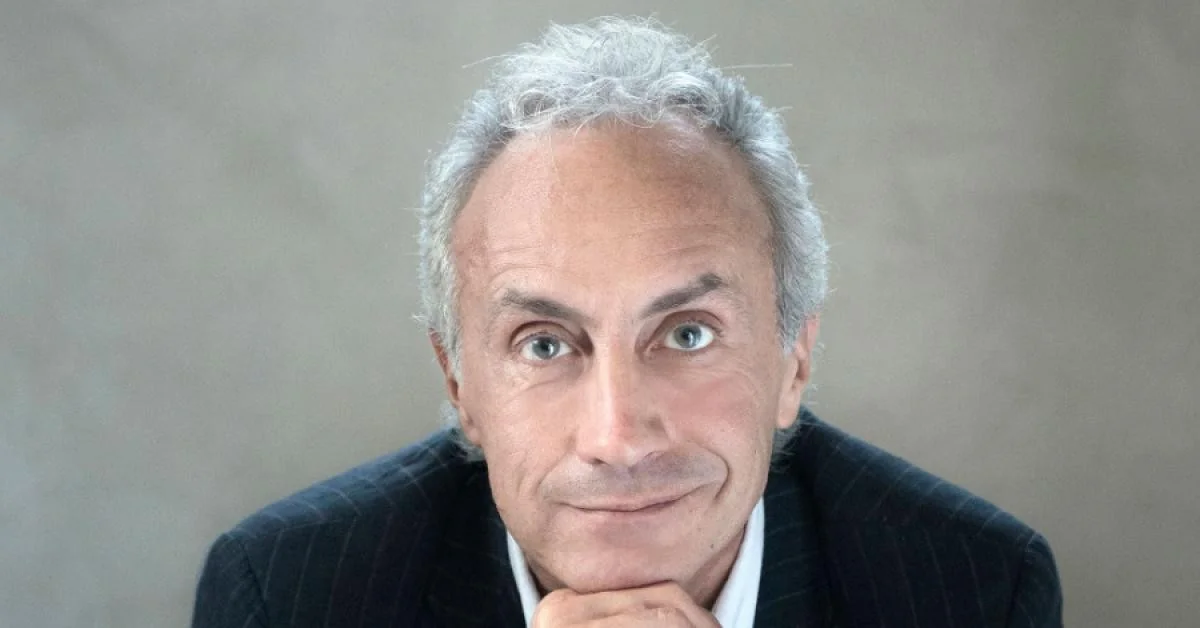 Travaglio não se rende: quando o poder fecha portas e evita perguntas