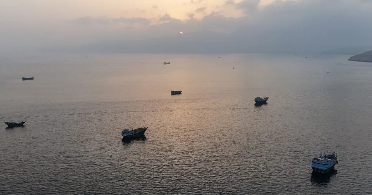 Tregua EUA-Irã em risco: novos ataques elevam tensão no Estreito de Hormuz