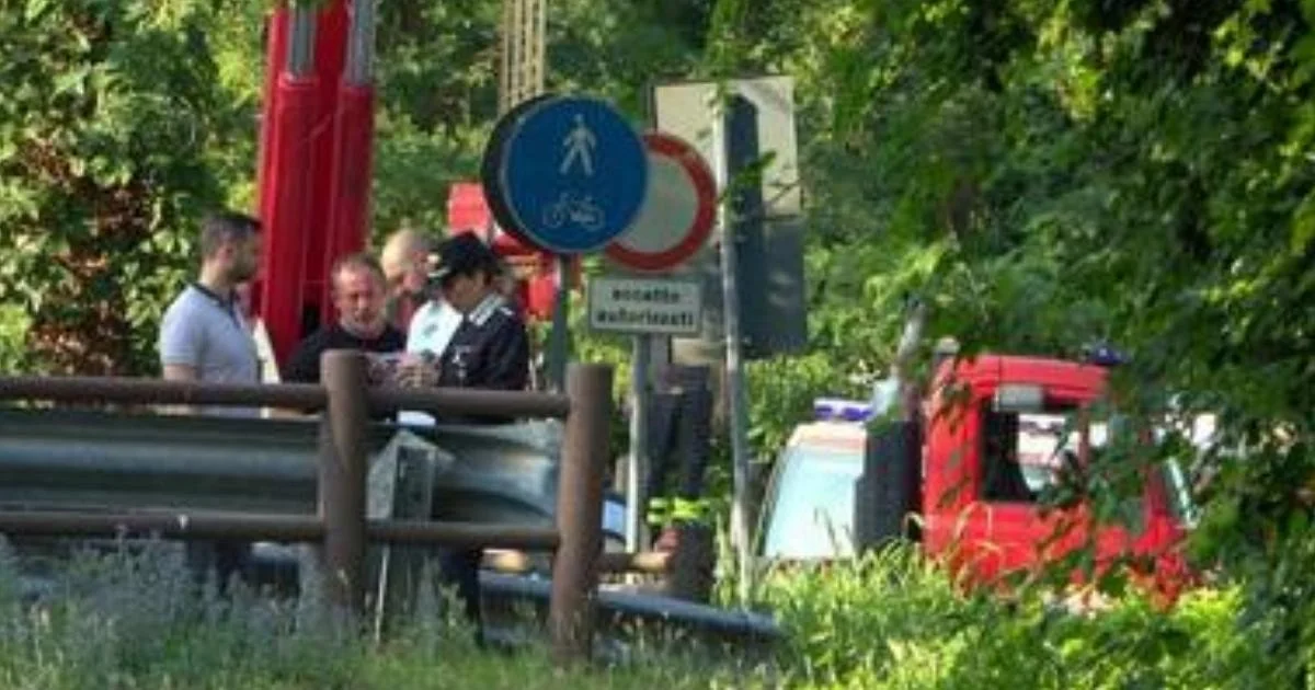 Três adolescentes de 17 anos morrem após carro cair no canal Villoresi em Senago; motorista de 19 anos é investigado