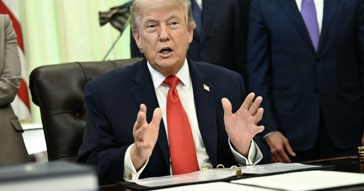 Trump ameaça tarifas de 100% contra países que adotarem digital tax; UE promete resposta firme