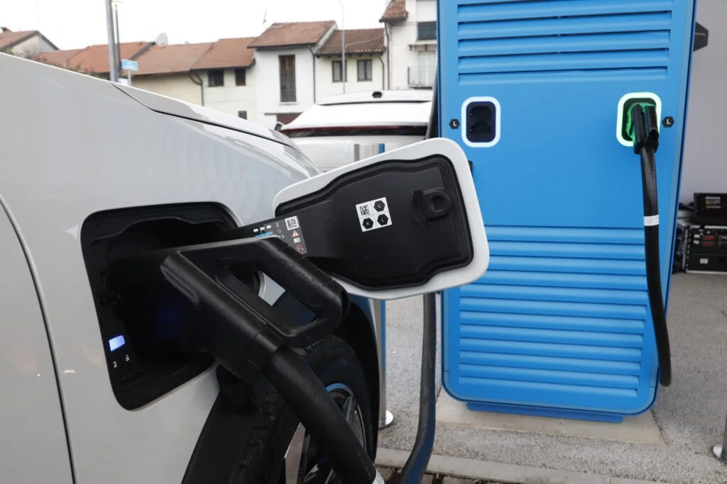 Se a UE afrouxar os limites de CO2 para carros elétricos, conta pode chegar a €28 bi/ano; Itália perderia €36 bi