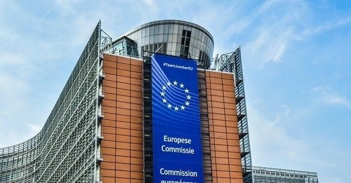 UE libera até €14 bilhões para renováveis com derrogação ao Pacto; Dombrovskis exclui corte de impostos sobre combustíveis