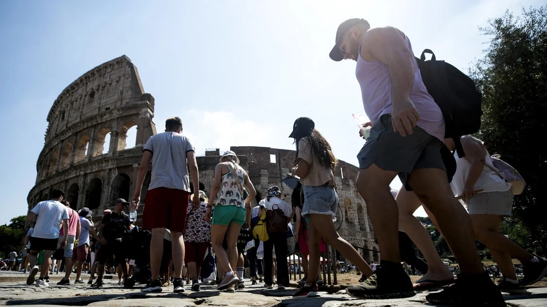 Verão 2026: mesmo em crise, cresce a demanda — 171,8 milhões de presenças esperadas na Itália