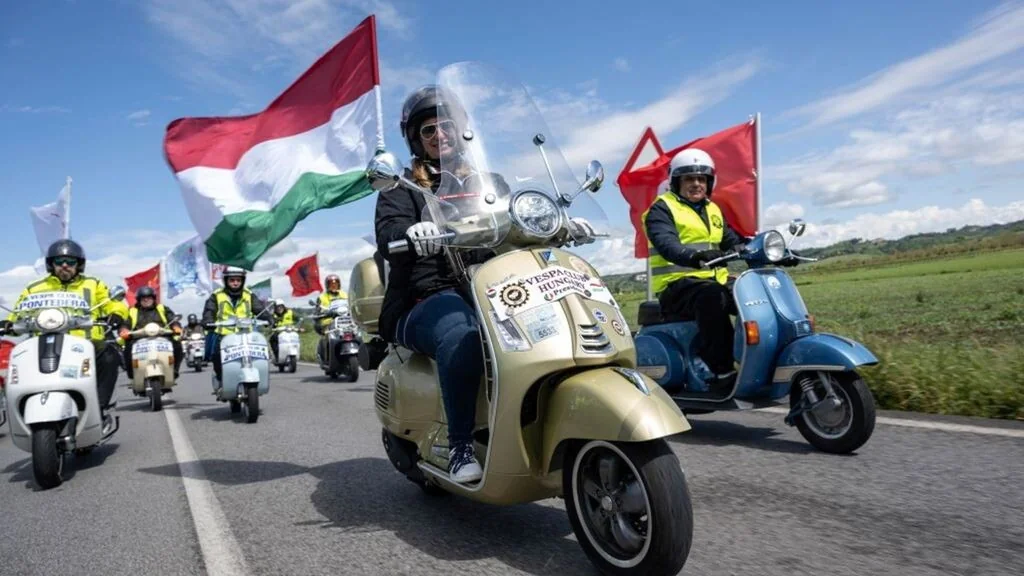 Vespa celebra 80 anos em Roma com festa, grande parada e 10 mil inscritos