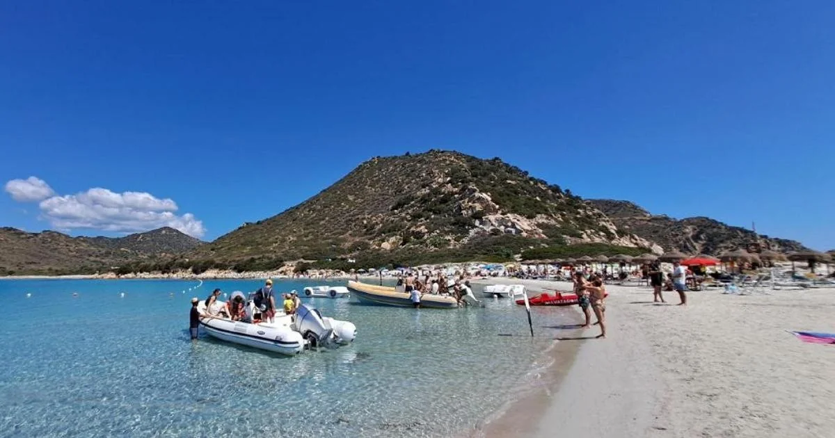 Villasimius recua: guarda-sóis liberados em Punta Molentis, mas com limites rigorosos