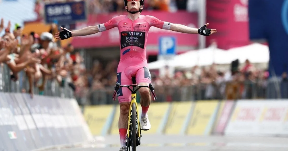 Vingegaard consolida domínio no Giro d'Italia com vitória na penúltima etapa e assegura a maglia rosa