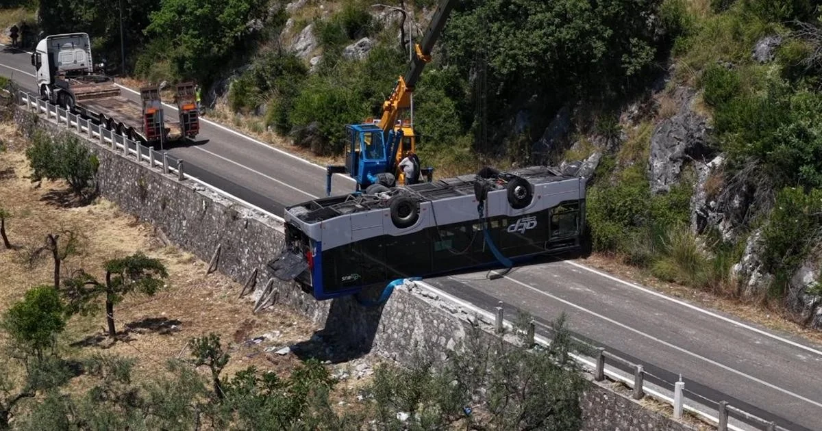 Acidente com ônibus em Formia: passageiro de 88 anos morre; investigação em curso