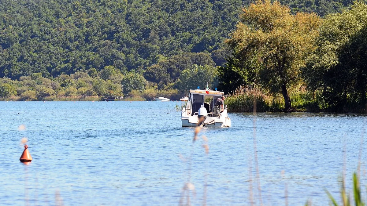 Jovem de 22 anos morre após mergulhar e não emergir no Lago di Bolsena, em Capodimonte