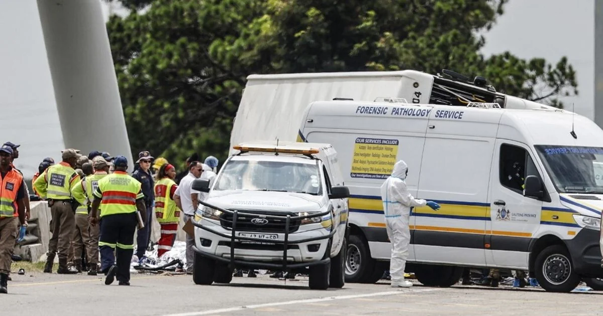 África do Sul: ônibus com cerca de 80 passageiros tomba no Cabo Ocidental e deixa pelo menos 16 mortos