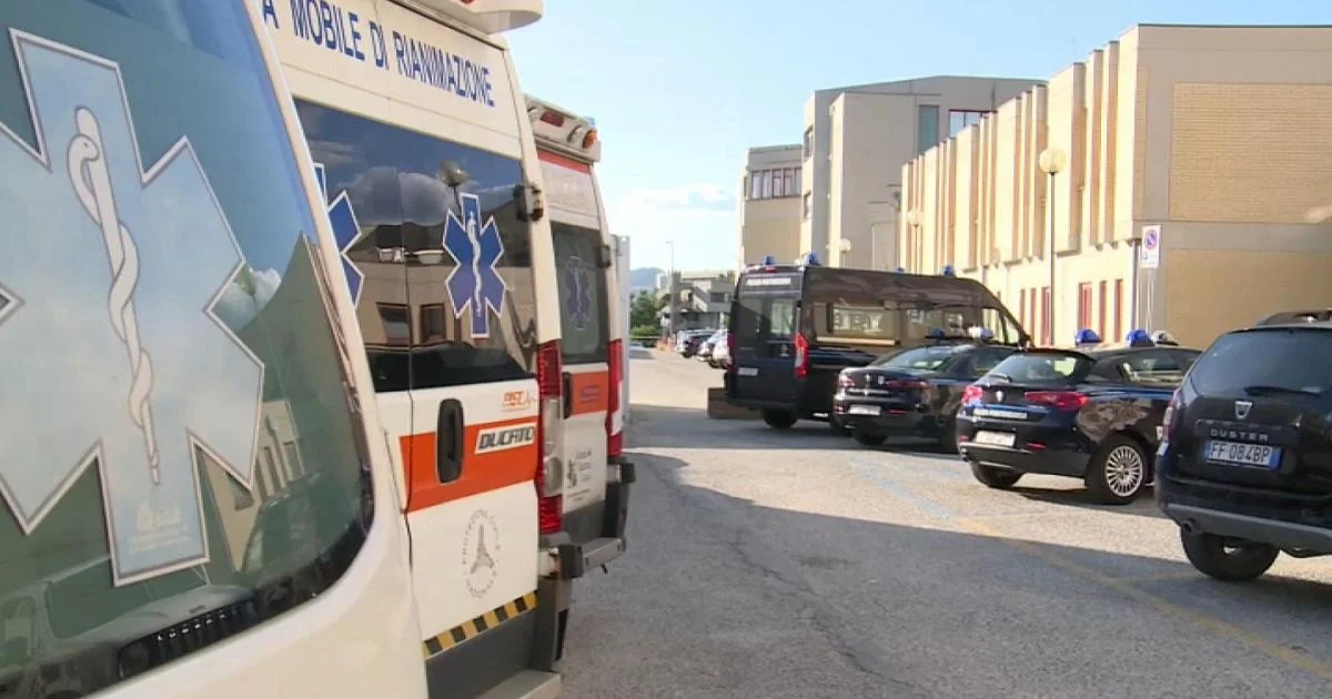 Aluna de 22 anos cai do prédio da Scuola Ispettori da Guardia di Finanza em Coppito; estado é gravíssimo