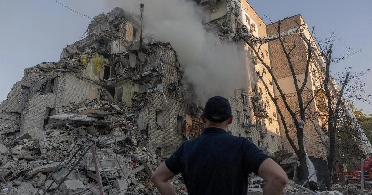 Ataques russos em Sumy e Kiev deixam dezenas de mortos; armazém da Cruz Vermelha destruído