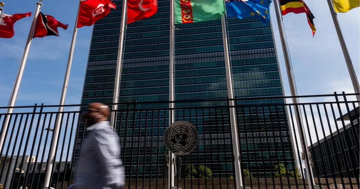 Ativista pró-Tibet ateia fogo em frente à sede da ONU em Nova York e morre após socorro