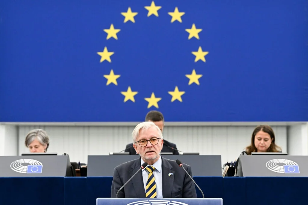 Parlamento Europeu elogia avanços de Ucrânia e Moldávia e critica retrocessos da Sérvia no caminho para a UE