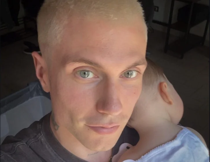 Benjamin Mascolo sobre a paternidade: “Não queria uma filha, agora sei o que significa ser pai de Athena”