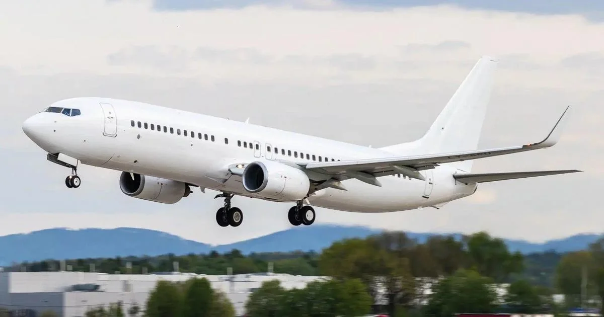 Relatório AAIB: Boeing 737 quase não decola em Luton após erro no FMS