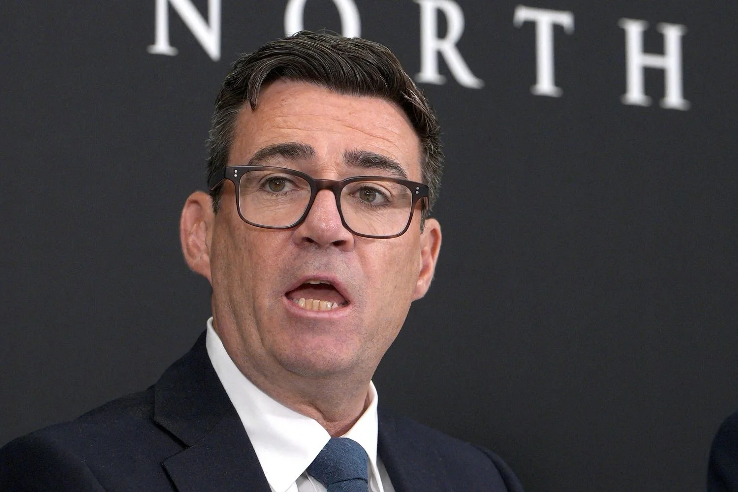 Burnham reforça apoio inabalável à Ucrânia e anuncia transferência do 'Stone Cloak' em visita naval a Zelensky