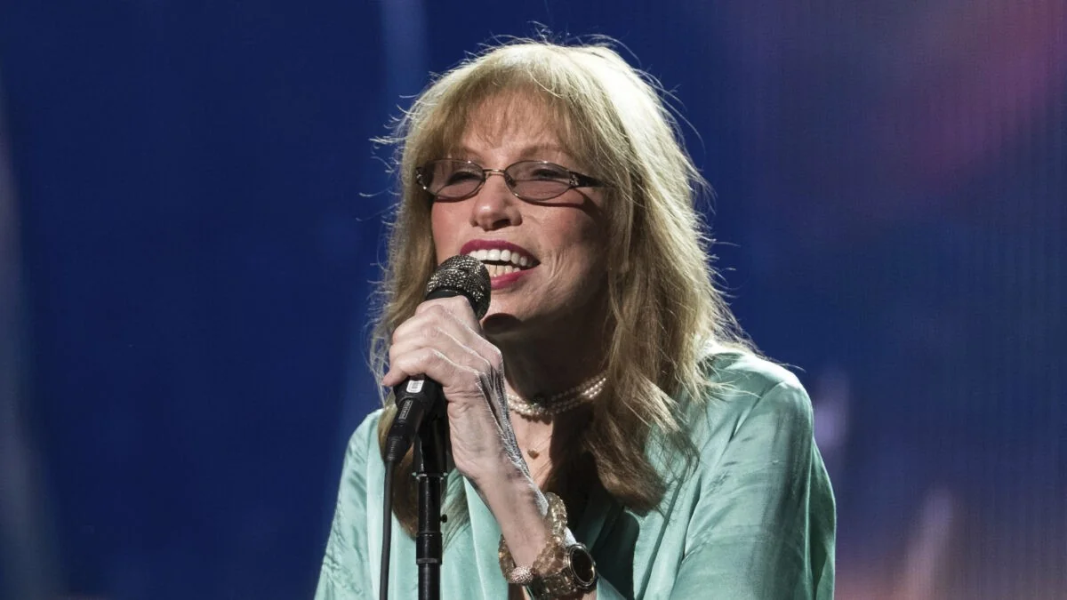 Carly Simon anuncia diagnóstico de Parkinson aos 83 anos e prepara novo álbum 'Comes in Waves'