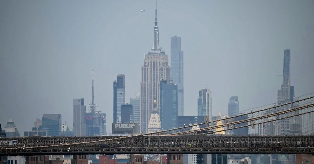 Proposta no topo do mundo: casal sobe à antena do Empire State Building e é detido após banner pela paz