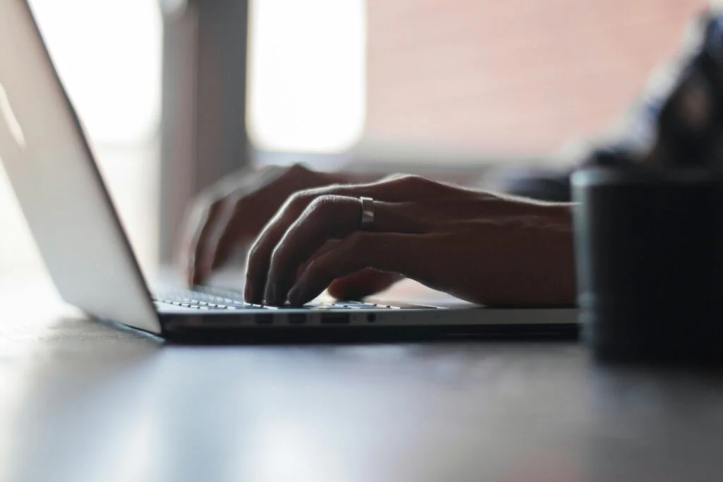 Comissão Europeia registra iniciativa contra sistemas de identidade digital e verificação da idade