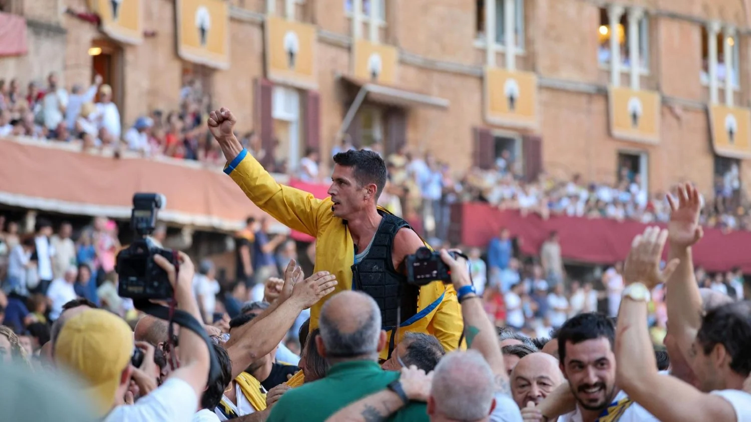 Contrada dell'Aquila quebra jejum de 34 anos e vence o Palio di Siena 2026