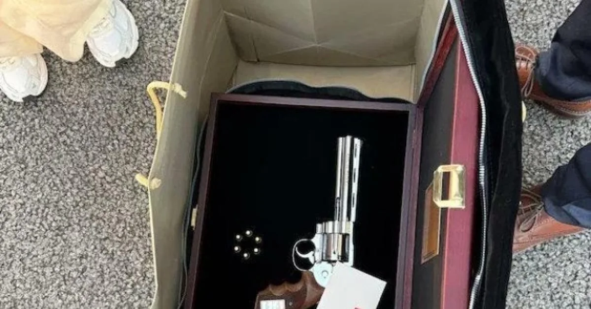 Erdogan oferece revólver na cimeira da NATO; Meloni traz a arma e a registra em Palazzo Chigi