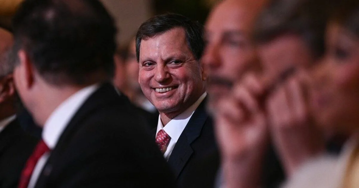 Acusações de espionagem envolvendo Frank Bisignano abalam JP Morgan e Washington