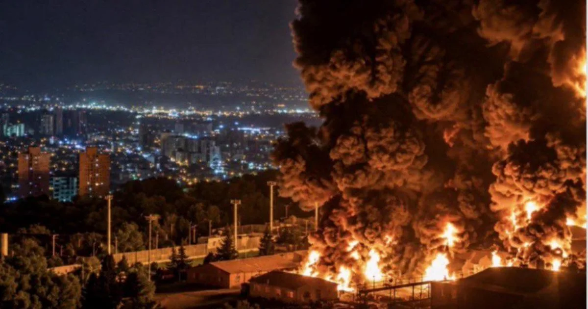 EUA e Irã em nova escalada: ataques aéreos, tensão no Estreito de Hormuz e funeral de Khamenei