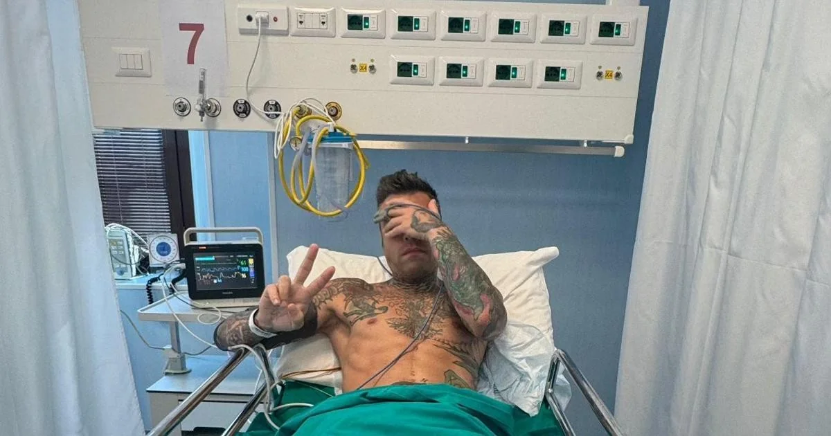 Fedez permanece internado no Fatebenefratelli: hipótese de reabertura de úlcera ligada a anti-inflamatórios
