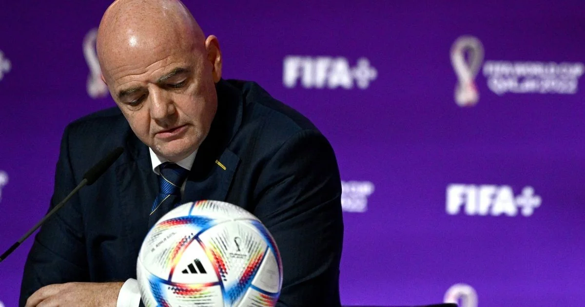 Polêmica na FIFA: decisão de reintegrar Balogun provoca crise entre federações e acusações de influência política