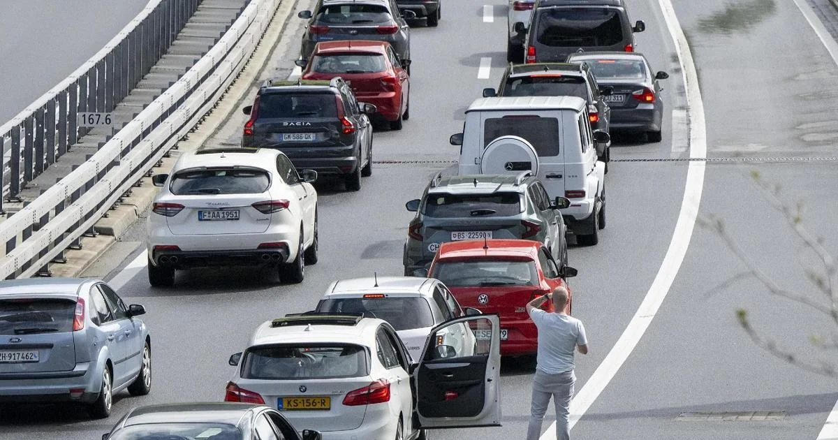Primeiro fim de semana de exodo: prevalecem as férias 'mordi e fuggi' e tráfego intenso nas rodovias