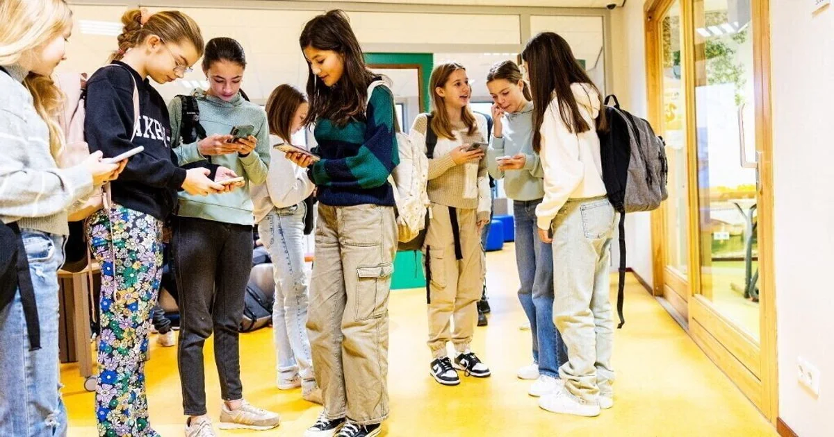 França proíbe redes sociais para menores de 15 anos: movimento decisivo no tabuleiro digital europeu