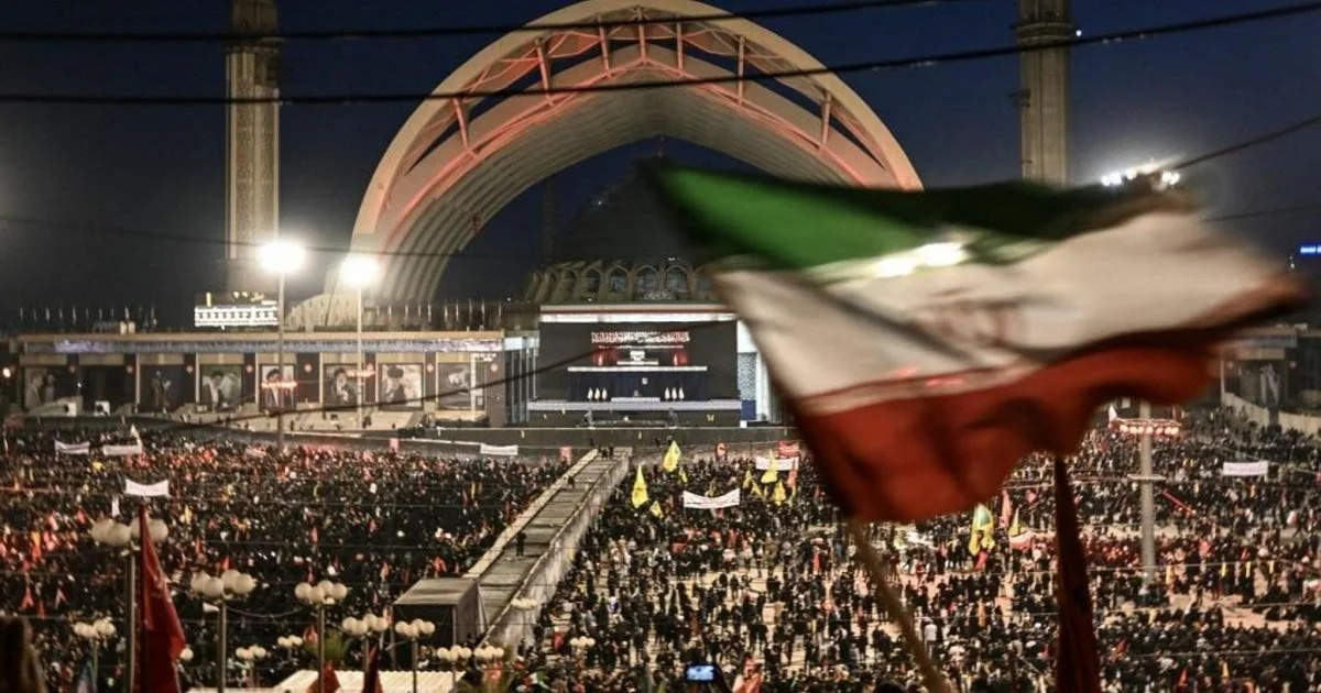Funerais de Ali Khamenei mobilizam milhões em Teerã e ampliam fricções do Irã com EUA e Israel