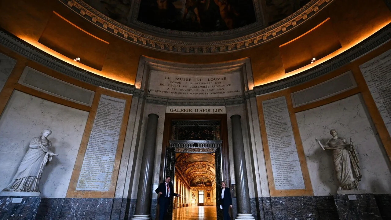 Galeria de Apolo do Louvre reabre ao público após o furto das jóias da Coroa