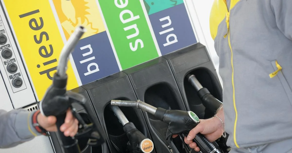 Gasolina dispara a €2,6 em Milão; governo estuda corte temporário de impostos