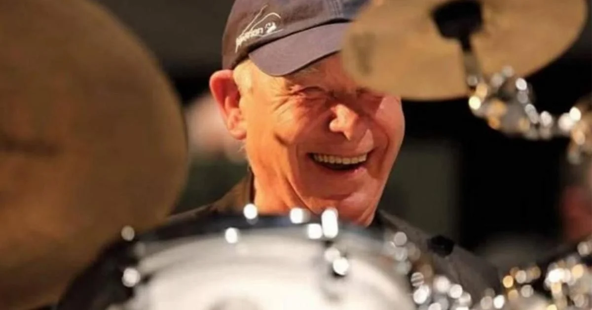 Gianni Cazzola, lendário baterista de jazz, morre aos 88 anos após mal súbito no palco