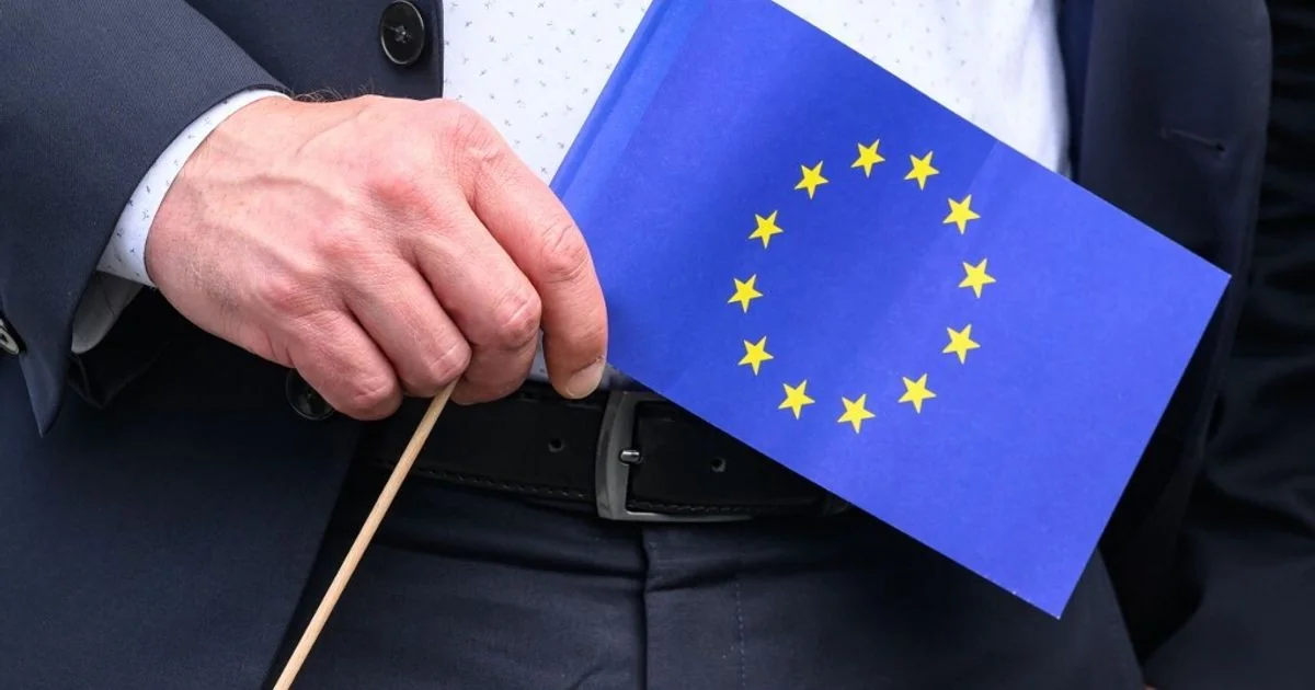 Grécia trava 21.º pacote de sanções da UE por veto ao GNL russo; revisão do price cap em risco