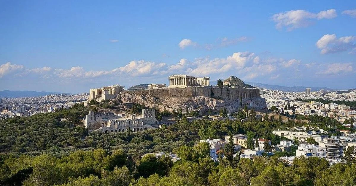 Homem esfaqueia dois turistas greco-americanos perto da Acrópole de Atenas; agressor detido