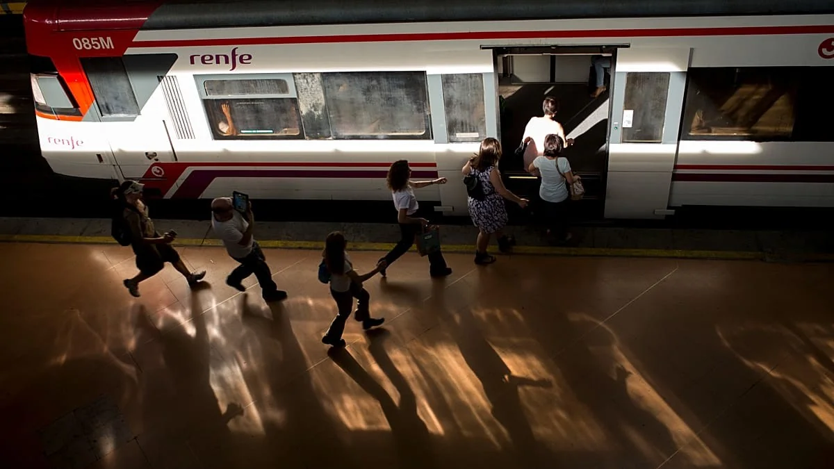Greve na Renfe cancela 320 comboios e complica início das férias na Espanha
