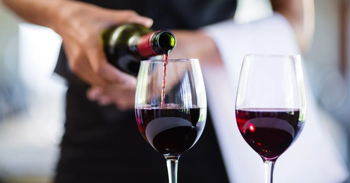 Bebi uma garrafa de vinho por noite por uma década; quando busquei a sobriedade perdi minha melhor amiga — a ligação era só o álcool, relata Hetty Moorehead
