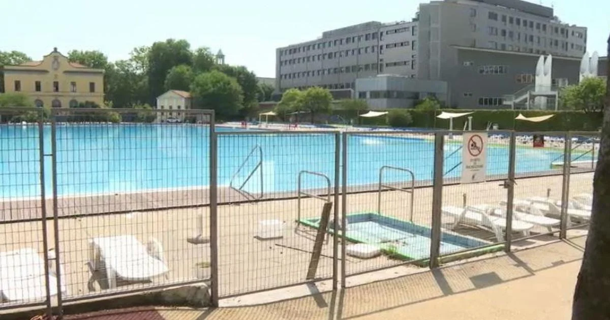 Jovem de 28 anos entra à noite em piscina de Milão e morre afogado