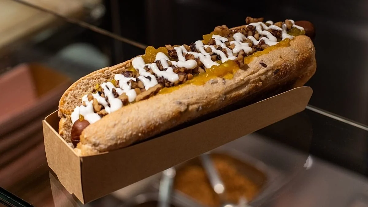 Hot dog gourmet 'Bastardo' conquista a SWISS First: o clássico reinventado nos céus