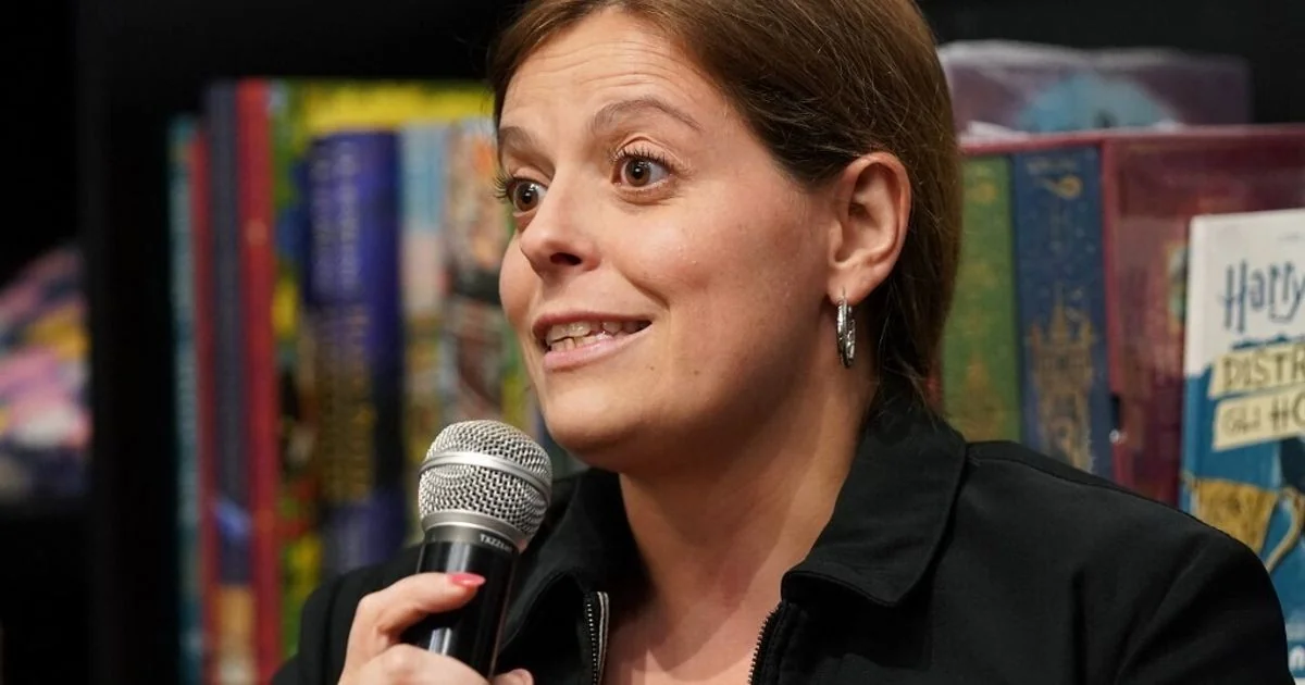 Ilaria Salis é condenada a pagar 300 mil euros a dois ex-colaboradores; eurodeputada recorre
