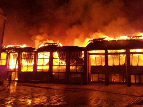 Incêndio em canteiro na Praça De Brouckère, em Bruxelas, deixa cinco mortos