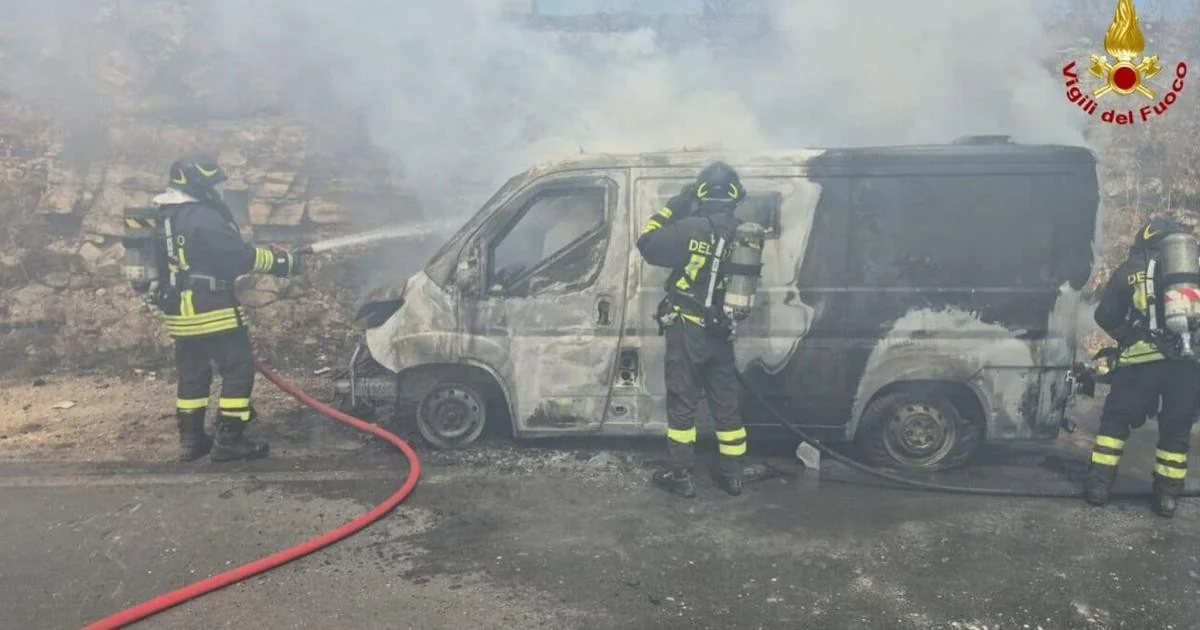 Incêndio consome carga de notas em furgão de valores na SS16, em Bari