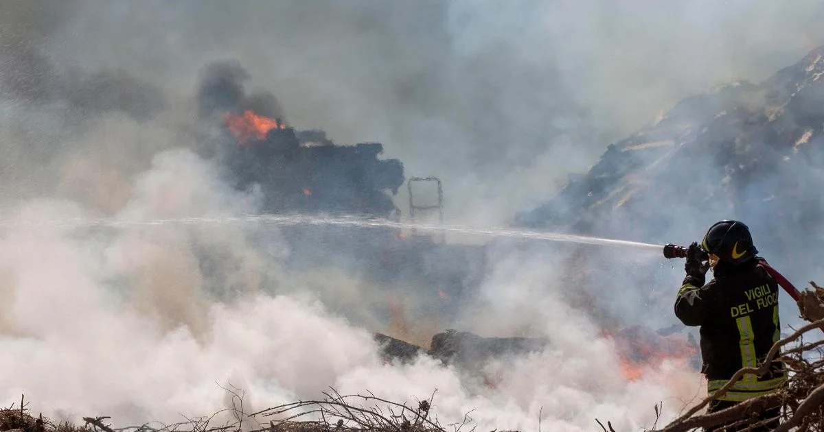 Incêndio em Padru (Gallura): Corpo Forestale aciona helicópteros e dois Canadair