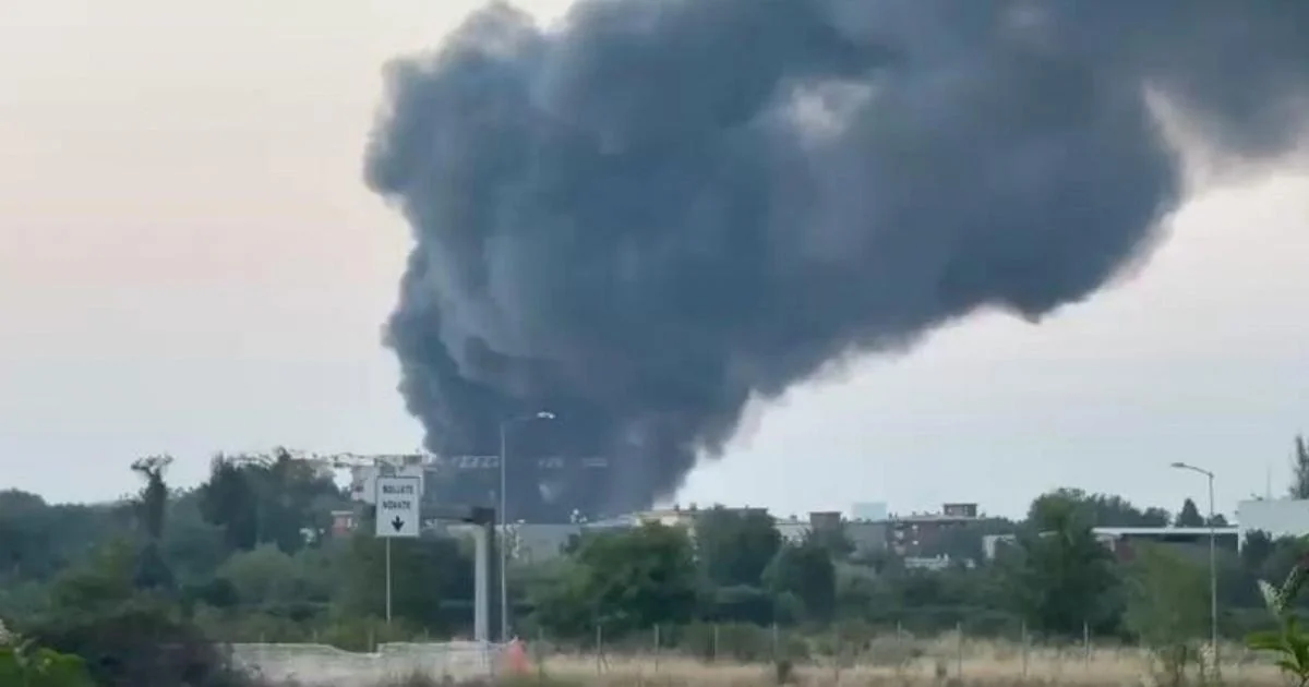Maxi incêndio em ricicleria de Novate Milanese produz nuvem de fumo negro; funcionário ferido