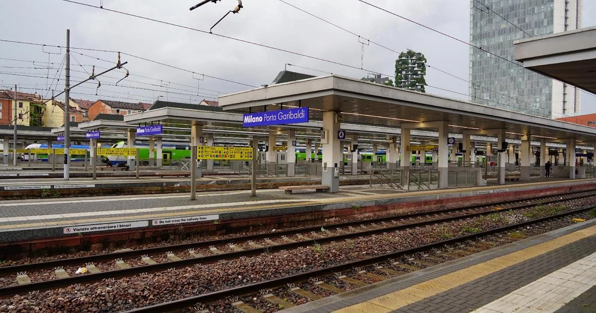 Incêndio na stazione Garibaldi, Milano: coluna de fumo, bombeiros atuam e há atrasos nos trens