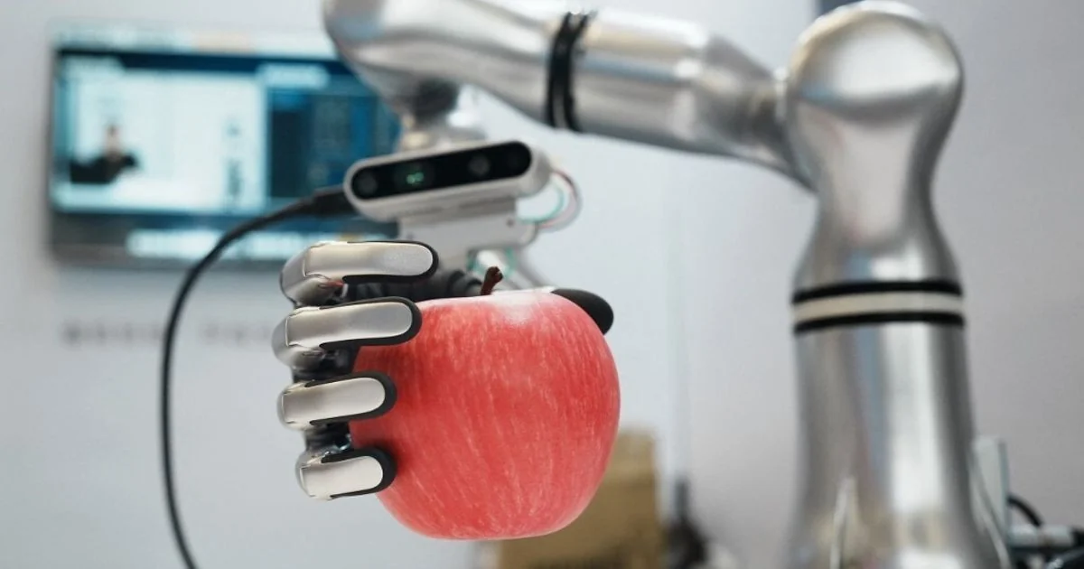Interface com ímãs restaura sensação de movimento em mão robótica integrada à Mia Hand
